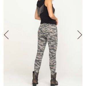 Idyllwind Camo Skinny Jeans with Studs NEW $65